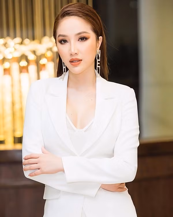 Những phụ kiện sang chảnh khiến hàng loạt sao Việt mê mẩn ảnh 9 Loạt sao việt đang mê mẩn những phụ kiện trang sức của chanel ( gồm khuyên tai, thắt lưng)