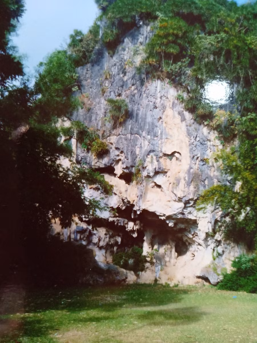 Toàn cảnh mái đá phía Đông.