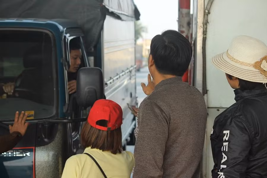 Hình ảnh tài xế đưa tiền cho nhân viên tại trạm BOT Bắc Thăng Long – Nội Bài vào chiều ngày 18/12 nhưng nhân viên không nhận do trạm đã xả.