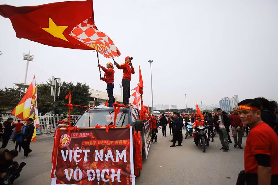 Hội CĐV miền Bắc đã có mặt tại trước cổng SVĐ Mỹ Đình khuấy động không khí quanh sân.