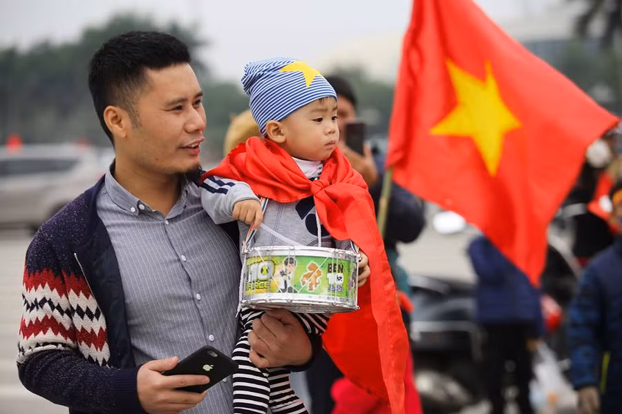 CĐV từ khắp nơi đang hướng về sân Mỹ Đình bất chấp thời tiết Hà Nội đang rét, lạnh.