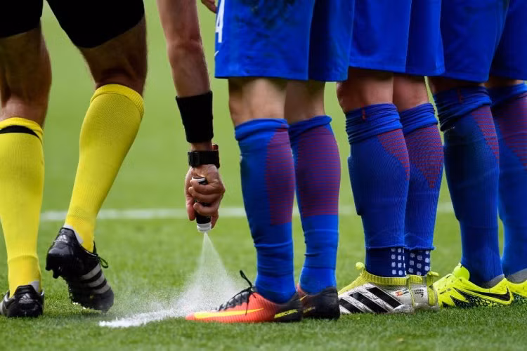 Bình xịt kì lạ đằng sau lưng quần các trọng tài tại AFF Cup 2018 dùng để làm gì?