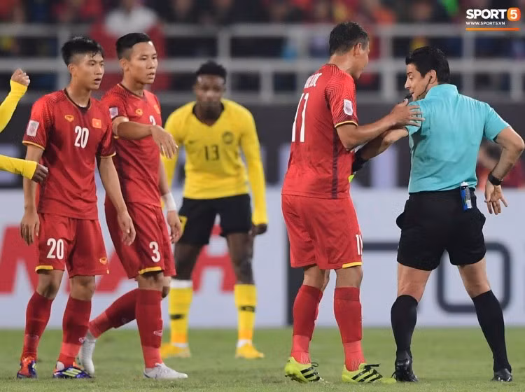 Trọng tài AFF Cup và những bình xịt đằng sau lưng quần. (Ảnh: Sport5)