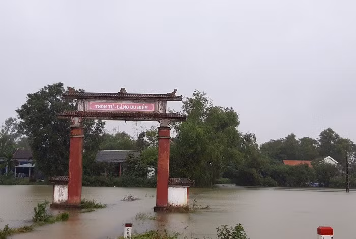 Nhiều tuyến đường vào các khu dân cư vùng thấp trũng huyện Phong Điền vẫn đang bị ngập. Hue- Mot- so- truong- hoc- van- dang- bi- nuoc- lu
