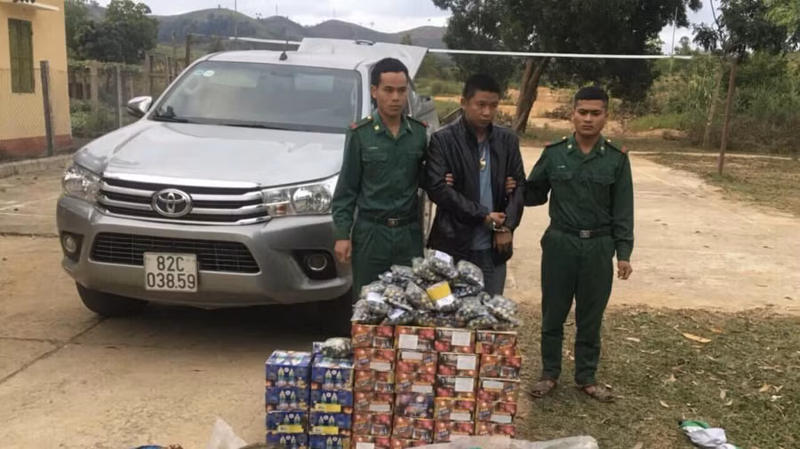 Kon Tum: Bắt đối tượng vận chuyển hàng trăm kg pháo nổ và động vật hoang dã