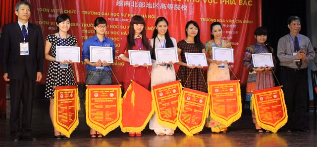 Đại diện các trường nhận quà lưu niệm