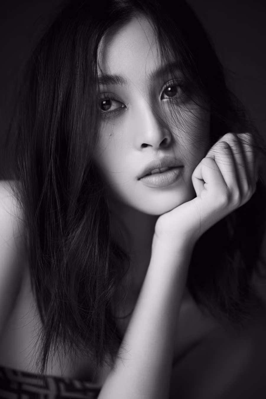 Được biết, phim Đảo Độc Đắc - Tử mẫu thiên linh cái mà Tiểu Vy đang tham gia đạt doanh thu đứng đầu phòng vé trong ngày đầu tiên công chiếu.