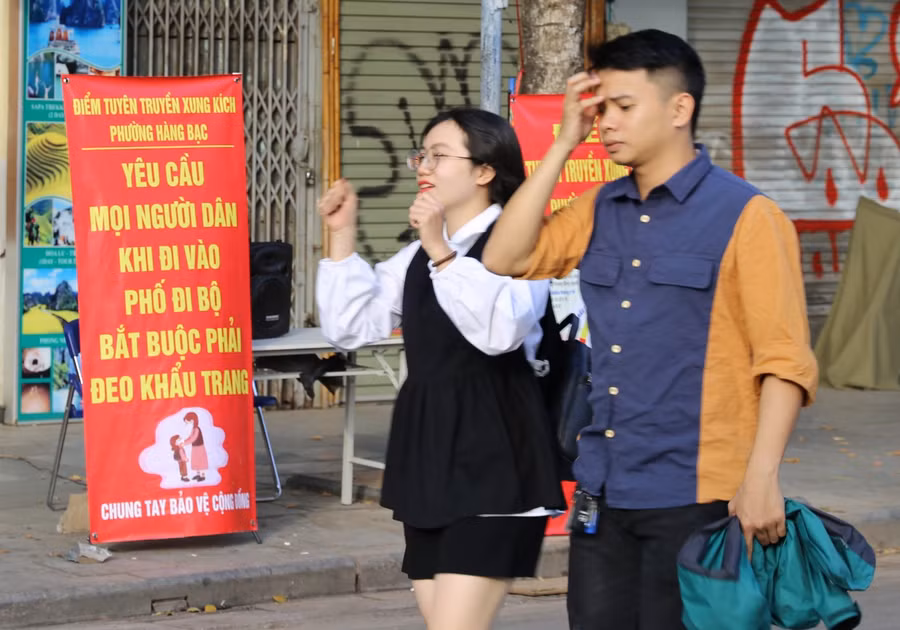 Mặc dù phường quanh phố đi bộ đã có những khẩu hiệu tuyên truyền, nhưng người dân đi qua đây vẫn phớt lờ...