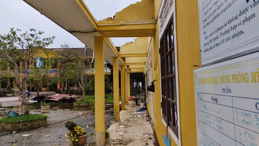 Thừa Thiên Huế:&nbsp; Hàng loạt trường học tan hoang sau bão số 13 ảnh 3