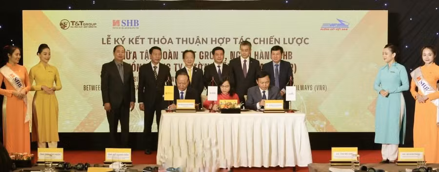 Đại diện Lãnh đạo Ngân hàng SHB, Tập đoàn T&T Group và Tổng Công ty Đường sắt Việt Nam ký thỏa thuận hợp tác chiến lược. Đại diện Lãnh đạo Ngân hàng SHB, Tập đoàn T&T Group và Tổng Công ty Đường sắt Việt Nam ký thỏa thuận hợp tác chiến lược.