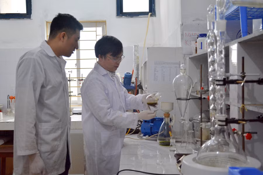 PGS.TS Phạm Thế Chính, Trưởng Khoa hóa, Trường Đại học Khoa học (ĐHTN) và cộng sự nghiên cứu thành phần hóa học, hoạt tính sinh học của cây đơn kim. PGS.TS Phạm Thế Chính, Trưởng Khoa hóa, Trường Đại học Khoa học (ĐHTN) và cộng sự nghiên cứu thành phần hóa học, hoạt tính sinh học của cây đơn kim.