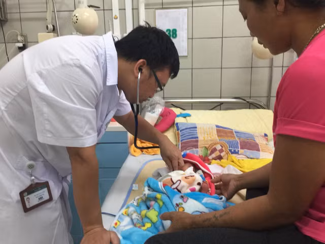 Bệnh nhi hiện đã ổn định sau 10 ngày được chăm sóc tích cực. Ảnh: M.T