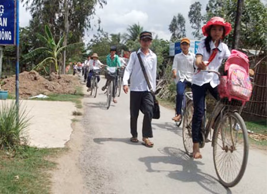 Học sinh xã Bình Tân (huyện Gò Công Tây, Tiền Giang) đến trường