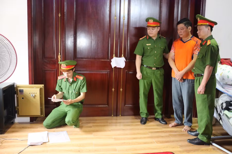 Khám xét nơi ở của Phó Chánh văn phòng Thị ủy Cửa Lò, nguyên Trưởng phòng TN&amp;MT thị xã Cửa Lò. Ảnh: CANA.