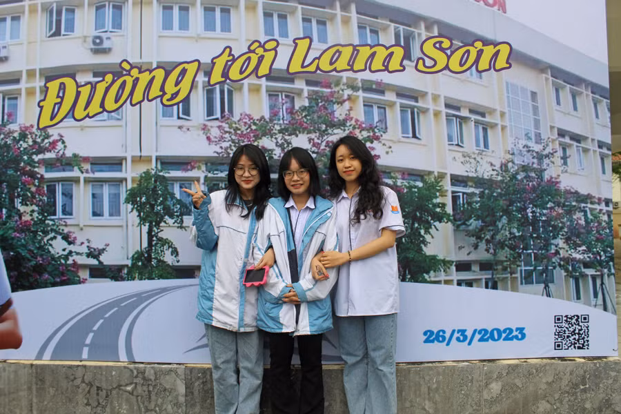 Diệu Linh (đứng giữa) cùng bạn học lớp 12A2, Trường THPT chuyên Lam Sơn. Ảnh: LT.