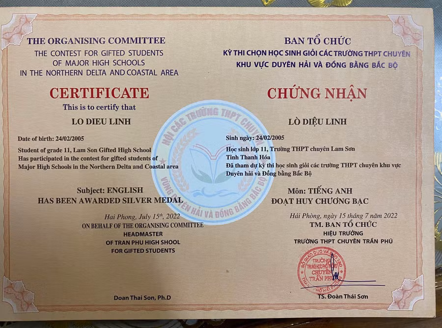 Chứng nhận đoạt Huy chương Bạc môn tiếng Anh của Diệu Linh, tại kỳ thi chọn học sinh giỏi các trường THPT chuyên khu vực duyên hải và đồng bằng Bắc Bộ.