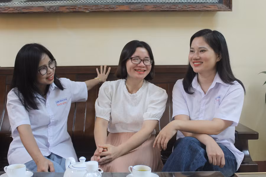 Cô Phạm Thị Hằng (giữa) cùng các thầy cô trò chuyện về cậu học trò ưu tú Lê Xuân Mạnh. Ảnh: LT