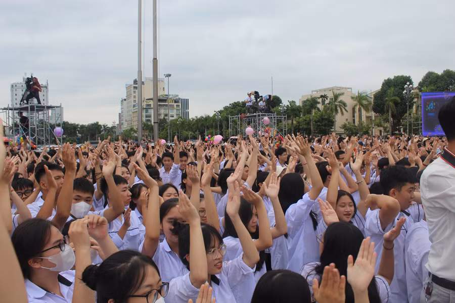 Hàng nghìn học sinh đã đến điểm cầu quảng trường Lam Sơn cổ vũ cho Lê Xuân Mạnh. Ảnh: LT.