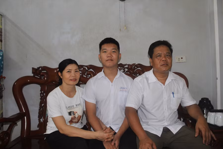 Xuân Mạnh và bố mẹ của mình. Ảnh: LT.