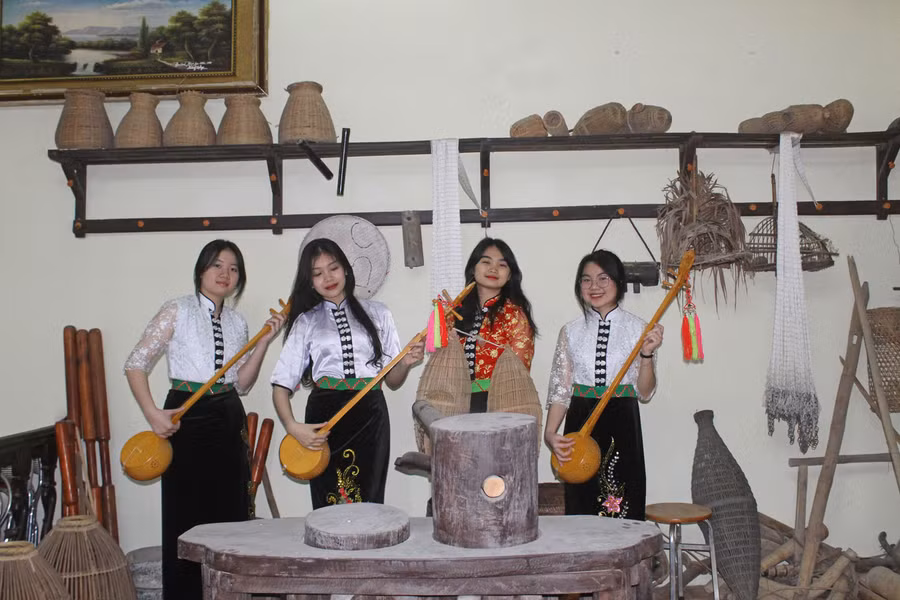 Khu trưng bày nhiều công cụ lao động sản xuất của người đồng bào dân tộc thiểu số. Ảnh: LT.
