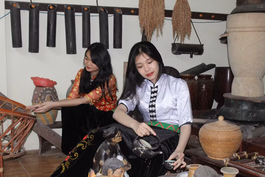 Khu bếp trưng bày nhiều vật dụng sinh hoạt hàng ngày. Vật dụng được bày trí gọn gàng, sinh động. Ảnh: LT.