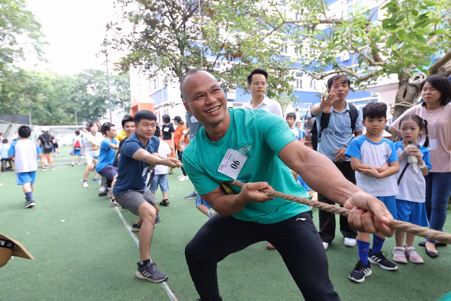 Các bậc phụ huynh cũng tham gia đại hội cùng các em học sinh với bộ môn Kéo co.