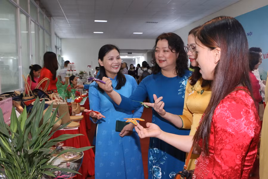 Đã có 45 doanh nghiệp, HTX, cơ sở sản xuất làng nghề tham gia trưng bày, trải nghiệm sản phẩm tại ngày hội. Đã có 45 doanh nghiệp, HTX, cơ sở sản xuất làng nghề tham gia trưng bày, trải nghiệm sản phẩm tại ngày hội.