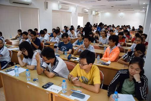 Các thí sinh chuẩn bị bước vào làm bài thi ở vòng 2 Các thí sinh chuẩn bị bước vào làm bài thi ở vòng 2