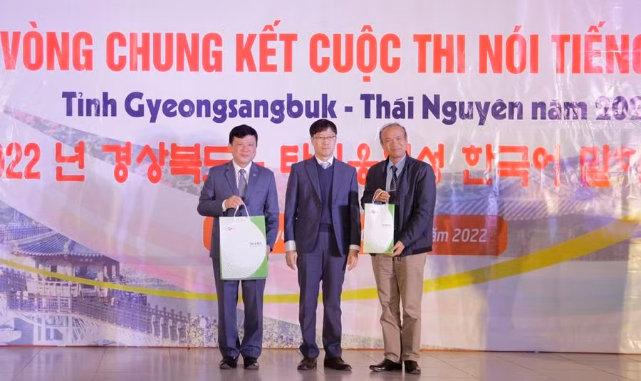 Ông Kim Sung Gyoung - Trưởng bộ phận Quan hệ quốc tế Gyeongsangbuk tại Việt Nam tặng quà lãnh đạo Đại học Thái Nguyên và Trường Ngoại ngữ.