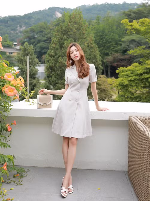4 mẫu áo không thể thiếu với chị em có vòng eo... bánh mỳ ảnh 1 4 mau ao duoc chi em eo banh my coi nhu “vi cuu tinh" - 1