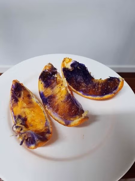 Những miếng cậu con trai cắn dở cũng bị biến màu