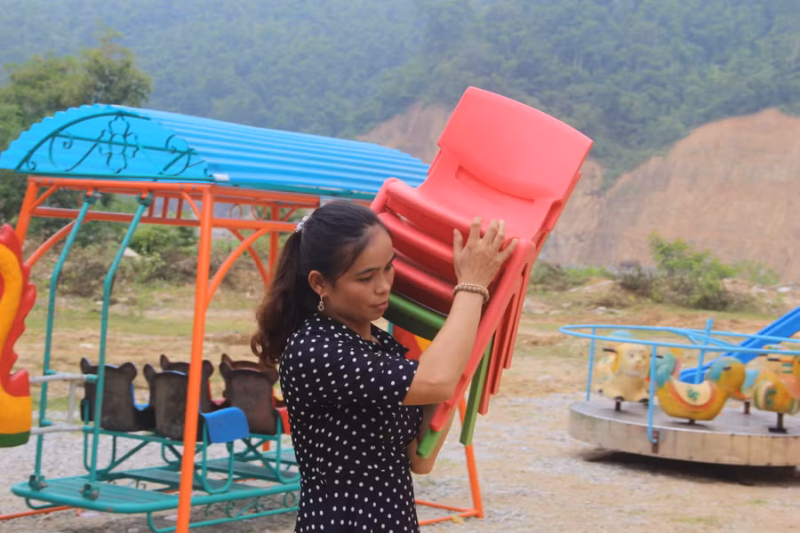 Đoàn từ thiện cũng đã đưa về hàng trăm chiếc ghế nhựa cho học sinh. Đoàn từ thiện cũng đã đưa về hàng trăm chiếc ghế nhựa cho học sinh.