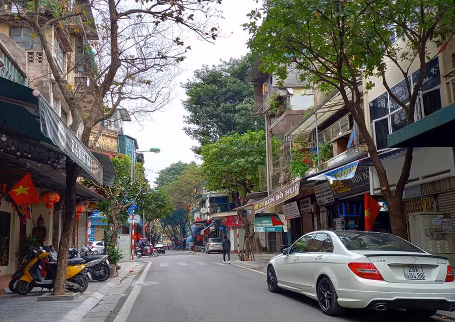 Phố Hàng Cá tinh khôi bình lặng.