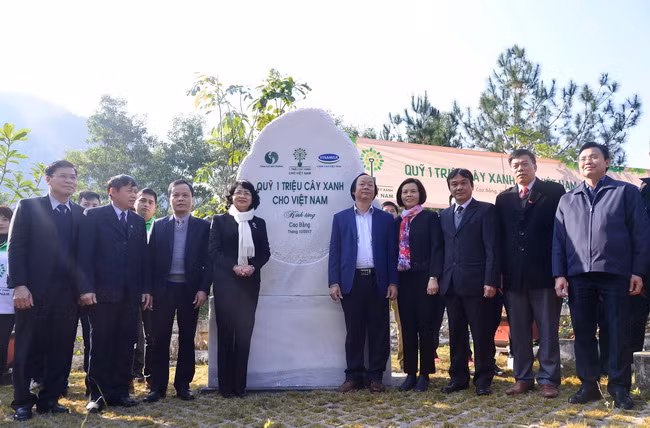 Các đại biểu thực hiện nghi thức đặt bảng đá lưu niệm của chương trình Quỹ 1 triệu cây xanh cho Việt Nam tại Khu di tích Quốc gia đặc biệt Pác Bó, tỉnh Cao Bằng