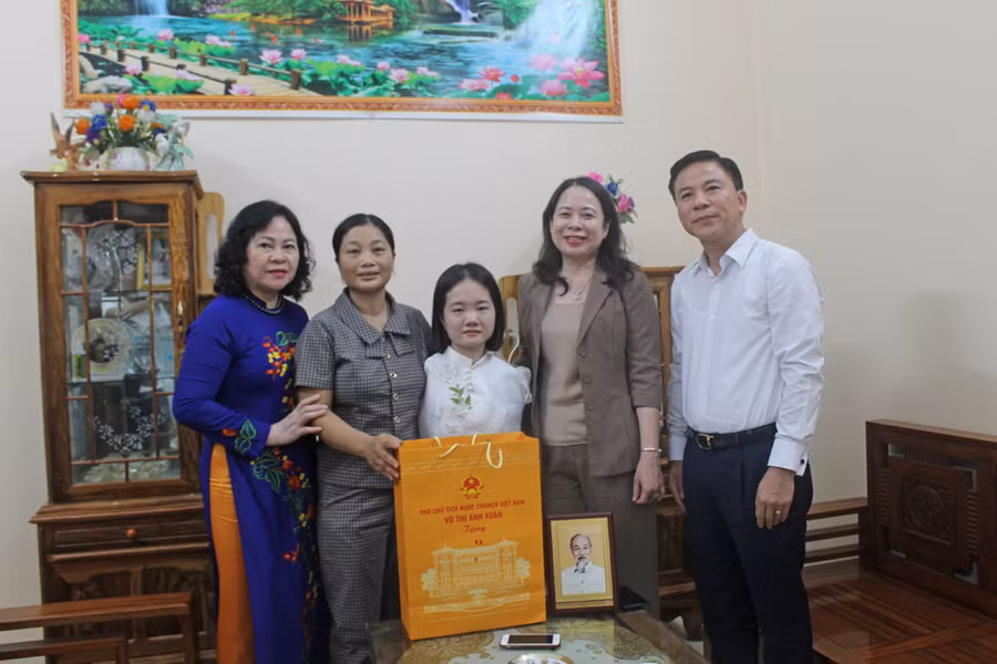Phó Chủ tịch nước Võ Thị Ánh Xuân, Thứ trưởng Bộ GD&amp;ĐT Ngô Thị Minh và Bí thư Tỉnh ủy Thanh Hóa Đỗ Trọng Hưng tặng quà cho cô giáo Lê Thị Thắm. Ảnh: LT.