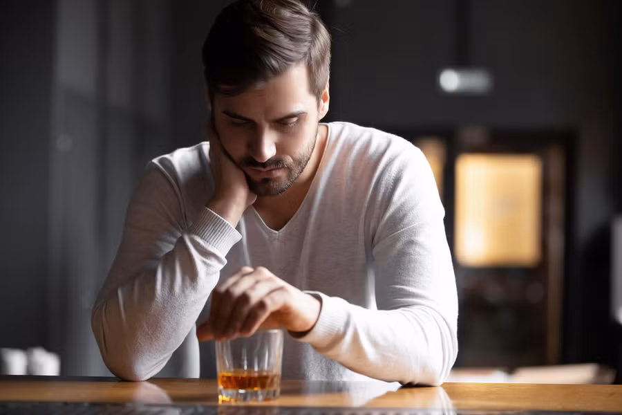 Một số đàn ông tan vỡ sau khi ly hôn đã vội lao vào những mối quan hệ mới nhưng không hiệu quả. (Ảnh: ITN). Một số đàn ông tan vỡ sau khi ly hôn đã vội lao vào những mối quan hệ mới nhưng không hiệu quả. (Ảnh: ITN).