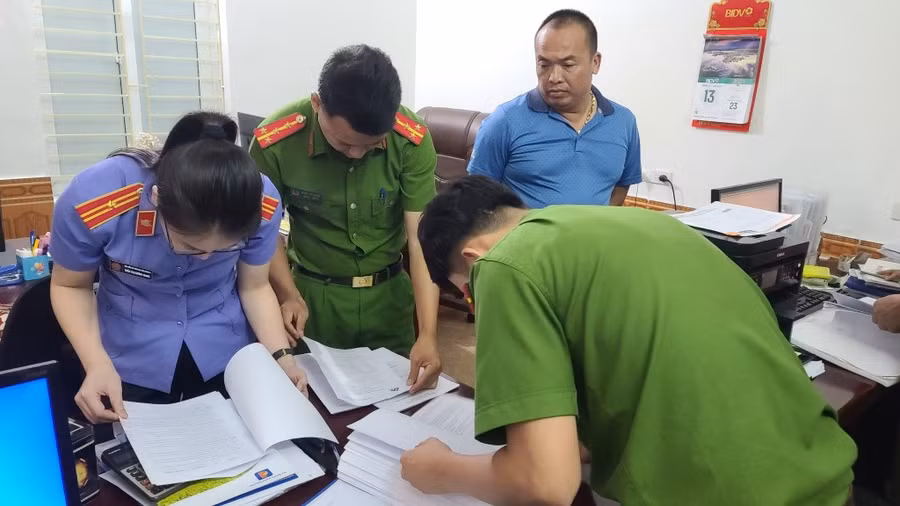 Lực lượng chức năng đã khám xét và thu giữ một số tài liệu liên quan tới vụ khai thác khoáng sản trái phép tại mỏ đất núi Dứa. Ảnh: CANA. Lực lượng chức năng đã khám xét và thu giữ một số tài liệu liên quan tới vụ khai thác khoáng sản trái phép tại mỏ đất núi Dứa. Ảnh: CANA.