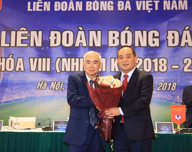 Chủ tịch LĐBĐVN khóa VII Lê Hùng Dũng (trái) chúc mừng Tân Chủ tịch LĐBĐVN khóa VIII Lê Khánh Hải
