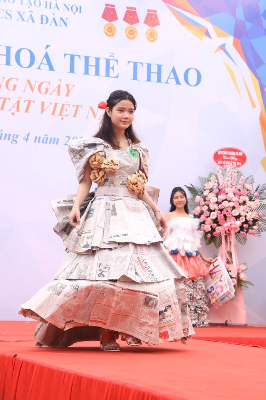 Nữ sinh khối THCS của Trường Xã Đàn tự tin sải bước với trang phục tái chế. Nữ sinh khối THCS của Trường Xã Đàn tự tin sải bước với trang phục tái chế.