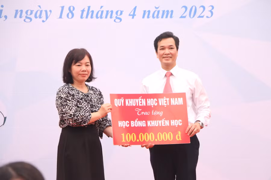 Thầy Hiệu trưởng Phạm Văn Hoan thay mặt nhà trường đón nhận món quà từ đại diện Quỹ Khuyến học Việt Nam trao tặng. Thầy Hiệu trưởng Phạm Văn Hoan thay mặt nhà trường đón nhận món quà từ đại diện Quỹ Khuyến học Việt Nam trao tặng.