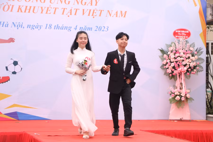 Tà áo trắng tinh khôi luôn là thứ không thể thiếu của tuổi học trò. Tà áo trắng tinh khôi luôn là thứ không thể thiếu của tuổi học trò.