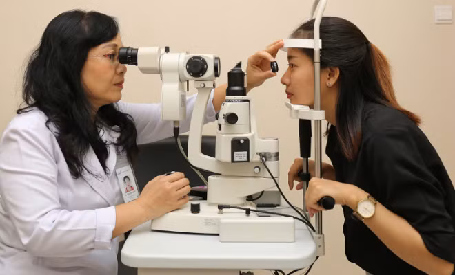Bác sĩ Tuyết khám mắt cho bệnh nhân. Bác sĩ Tuyết khám mắt cho bệnh nhân. Ảnh: M.T
