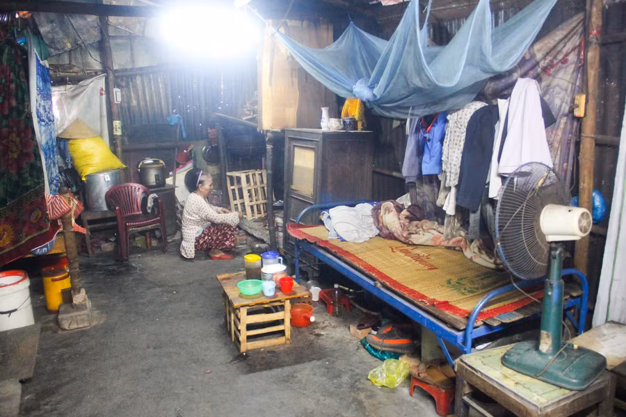 Sống bám trên thượng thành hơn 40 năm qua, bà Trần Thị Huệ (83 tuổi, đường Xuân 68, TP. Huế) chia sẻ, lâu nay, gia đình bà 3 thế hệ với 7 nhân khẩu phải sống trong căn nhà tạm bợ, chật hẹp. Cuộc sống ở nơi này quá khó khăn khi mùa mưa thì ủ dột, mùa nắng thì oi bức, thiếu thốn đủ đường.
