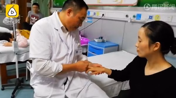 nguoi phu nu tay co quap, khong cu dong duoc vi dung dien thoai suot mot tuan khong roi - 2