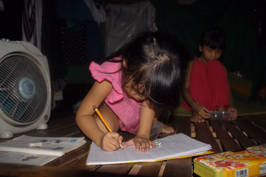 Những đứa trẻ sinh ra và “sống treo” trong khu vực di tích cũng chịu nhiều thiệt thòi so với bạn bè cùng trang lứa.