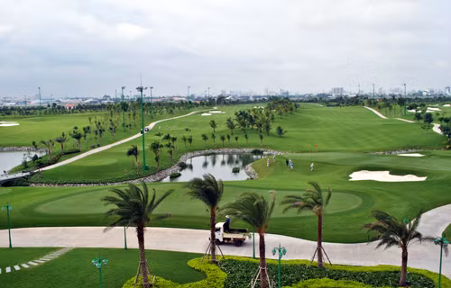 Sân golf đang hoạt động trong sân bay Tân Sơn Nhất. Ảnh: Mạnh Tùng. Sân golf đang hoạt động trong sân bay Tân Sơn Nhất. Ảnh: Mạnh Tùng