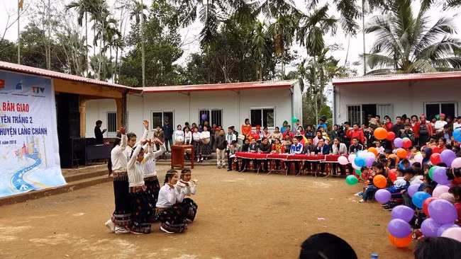 Một tiết mục văn nghệ của các em học sinh dân bản chào đón công trình lớp học.