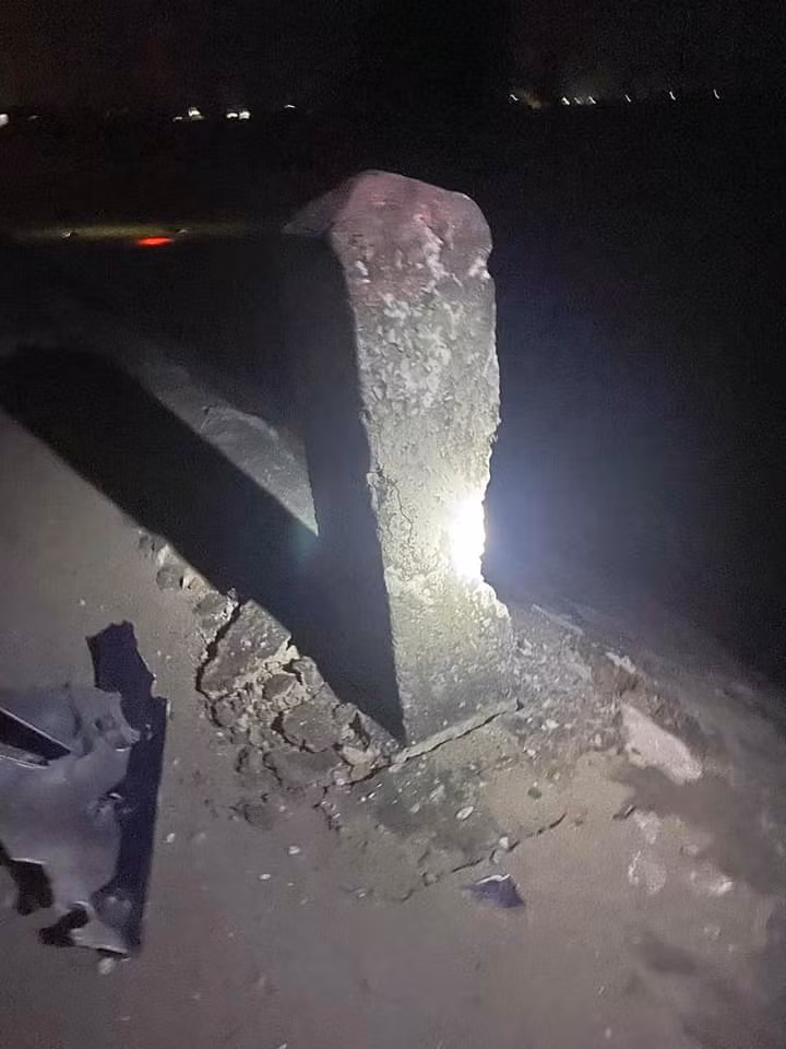 Sau khi tông vào cột mốc, cả chiếc xe máy và nạn nhân rơi xuống mương nước dẫn tới tử vong.