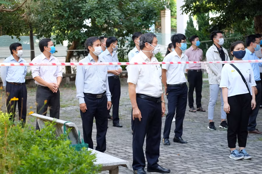 50 thành viên Ban in sao đề thi tốt nghiệp THPT 2020 đợt 2 tại Đà Nẵng xếp hàng đợi lấy mẫu xét nghiệm.