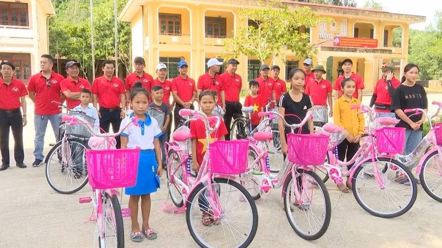 Thành viên của Hội xe đạp xanh Hoàn Lão (Bố Trạch – Quảng Bình) đã trao những chiếc xe đạp cho học sinh vùng khó khăn
